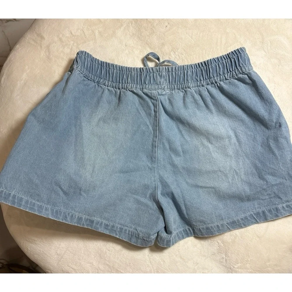 Women's XXL Earthbound light denim elastic waist drawstring pull on shorts. NWT.